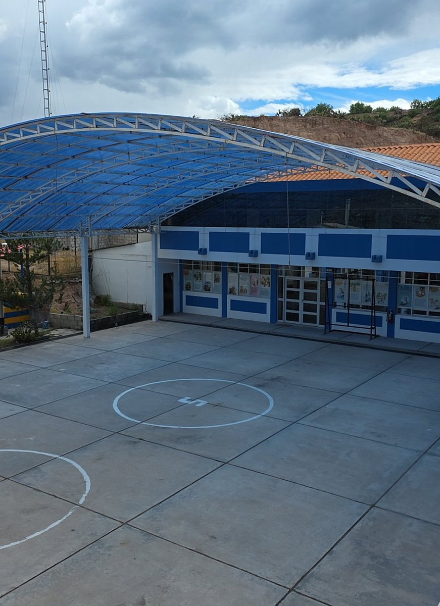 La I.E. Ana María Rivier de Mollepata es un colegio amplio, moderno y con infraestructura de calidad, construido con gran esfuerzo por la congregación Presentación de María para recibir a cientos de niños y niñas de esta zona de #Huamanga. 

Hoy, sin embargo, está casi vacío. Las