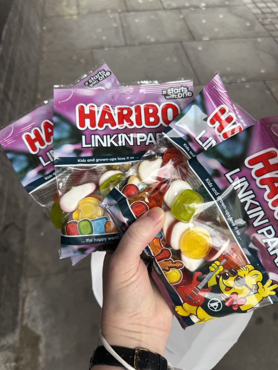 Couldn’t bring <a href="/ShinodaSoda/">Ruthie</a> <a href="/linkinxlauren/">lauren</a> <a href="/flannoda/">Maribel Mary-Belle</a> to the UK with me so I’m taking some UK to them ❤️ #linkinparkwembley