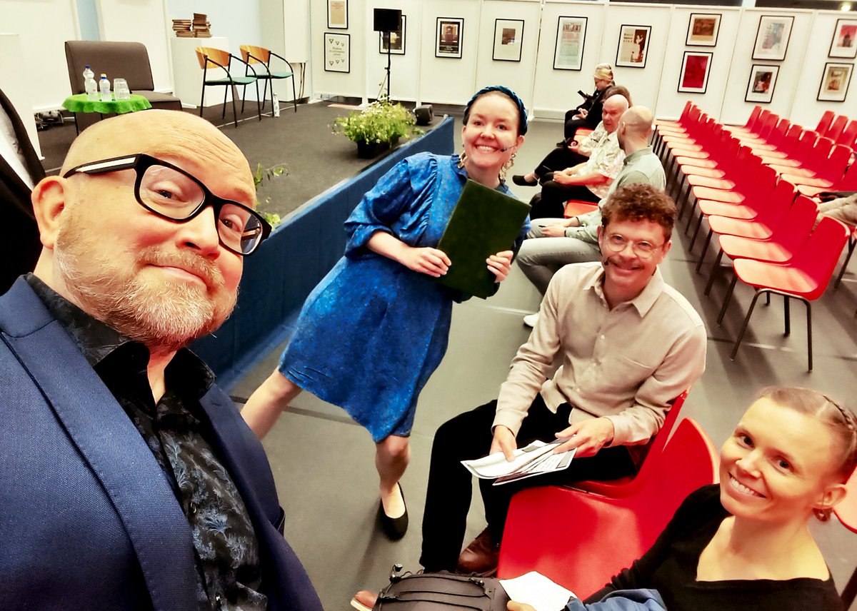 jarkkotontti's tweet image. Kirjapäivilla Sastamalassa. Näyttelijät Mirjami Heikkinen ja Jussi Lehtonen esittivät minun ja Anni Kytömäen kirjajukkina valitsemat kirjallisuuskatkelmat. Dosentti Sakari Katajamäki kaitsi meidät onnistuneesti maaliin.
#kirjailijahommat