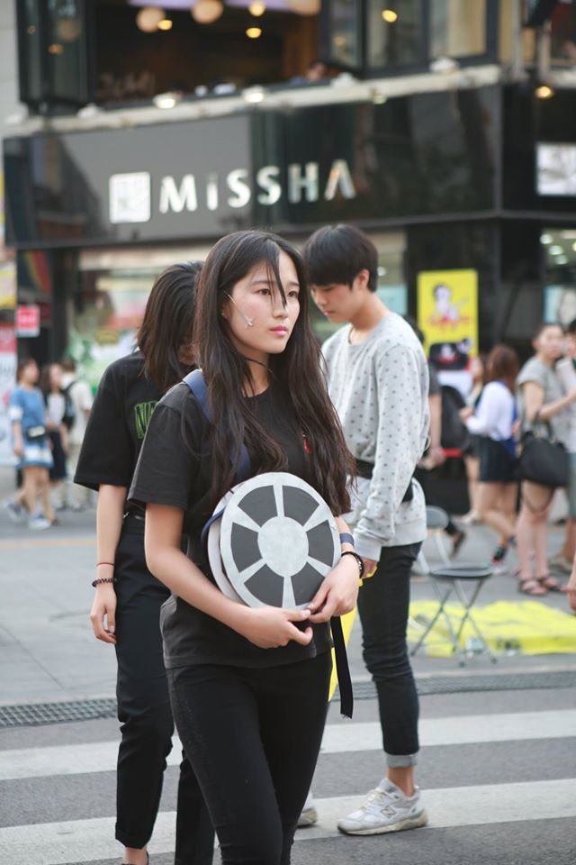AprilxHazzy's tweet photo. #KimHyeYoon during her freshman year at Konkuk University in 2015, joined the “Save Konkuk University Film Department” protest, she even doing street performances and lying on the road 🥺 She always gives her whole heart in everything she does! https://t.co/fxTER6yVPF