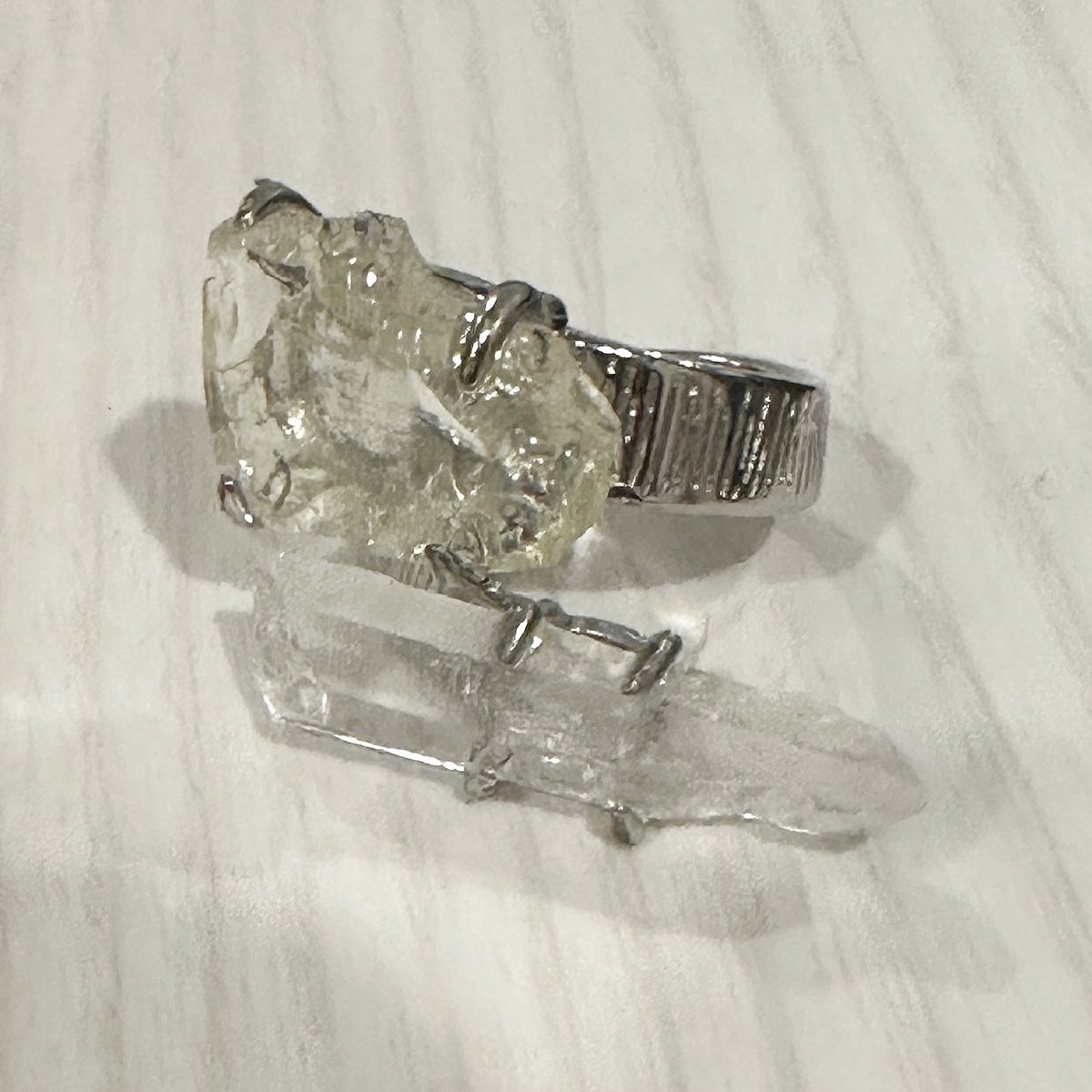 【氷陽対極】
天然石のアジャストリング（一点物）

¥8000
thebase.com/to/item?item_i…

氷柱と陽光の二重奏
冬のつららと初夏の蜜
妖精が凍った息と暖かい吐息で育てた水晶

#airoselect #AIRO #ring #指輪 #天然石 #アクセサリー好きさんと繋がりたい #手作り #ハンドメイド作品 #ハンドメイドリング