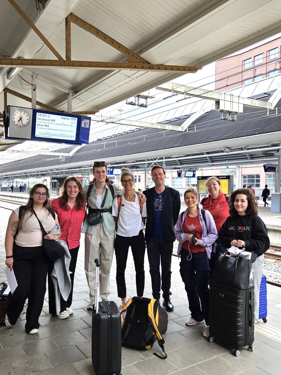 Kennelijk denken mensen dat Kamerleden reizen met het regeringsvliegtuig.

Ik zit niet eens in de regering.

Zo gingen wij naar Budapest. 👇🏼