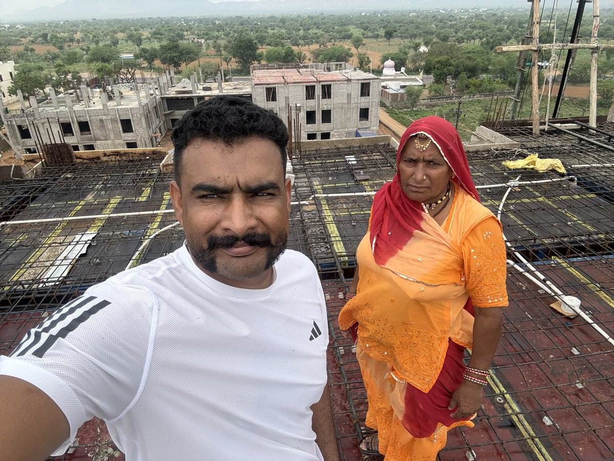 चलो कुछ कुछ अच्छा ट्रैंड चलाते हैँ सभी अपनी माँ के साथ फोटो पोस्ट करो 
 #selfie_with_maa 
जरूर लिखना