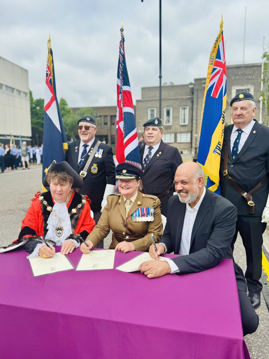 JuliaLopezMP's tweet image. It was wonderful to celebrate Armed Forces Day this morning at the Town Hall.
It’s a day when we say thank you to all those who serve or who have previously served our country in the military, and the families who support them.
There was an especially big showing this year…