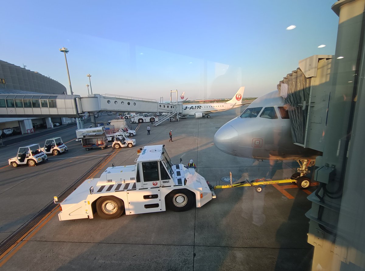 tkimura53007's tweet image. 新千歳→第5ゲート到着。このタイミングで日帰り渡道を強行したのは、生きているうちに北海道鉄道技術館の開館日の第2・第4土曜日にたまたま札幌にいるとかいう状況は多分なさそうなのと。実家の家事手伝いの都合で今後時間を好きにできるか怪しくなりつつあるため。