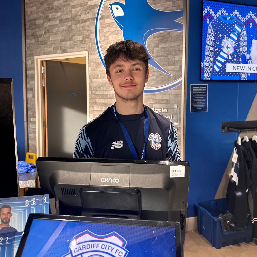 CCFC_Foundation's tweet image. From low attendance and no GCSEs to excelling on the BTEC Level 3 Sport course — Alex’s confidence has soared thanks to personalised support and regular Futsal ⚽️
Now finishing his studies with top results and real experience at the Cardiff City FC store, he’s got a game plan…
