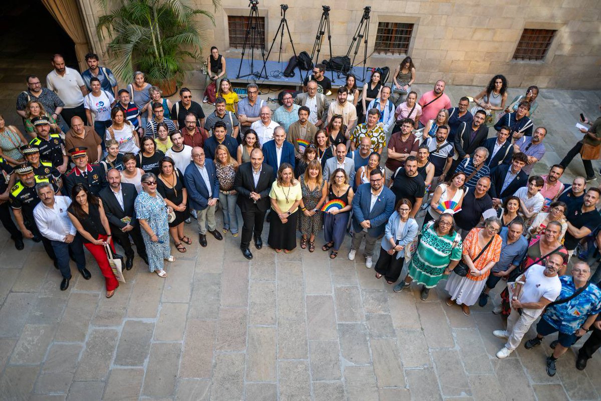 🌈 Avui #28J2025, Dia per l'Alliberament #LGBTI+, despleguem la bandera a la balconada del Palau de la Generalitat.

Reivindiquem la necessitat d’una cultura diversa, que reflecteixi totes les veus, identitats i maneres de viure, ser i estimar.

Amb tot l'orgull! ✨
