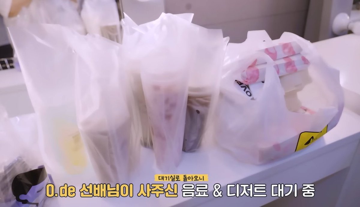 Emenike229183's tweet photo. Kickflip being Gifted food and coffee by their seniors to days in a row?? Nobody really does it like JYP artists 🤧 https://t.co/CYfatUEjPJ