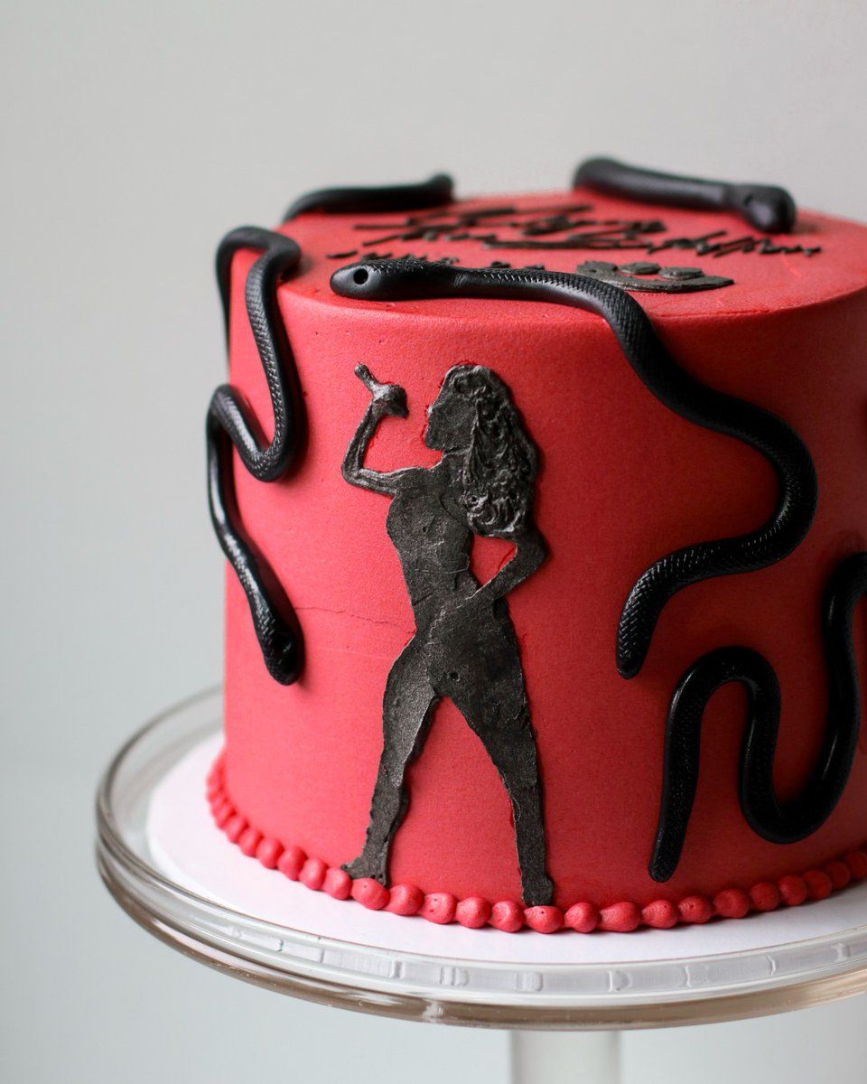 Summerfest's tweet image. Wake up hotties, we're serving... Cake.💅
Get your tickets to @theestallion's show at the @AmFamAmp TONIGHT 👉
ticketmaster.com/event/0700617B…