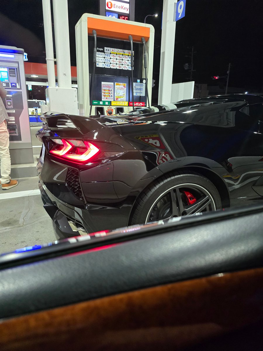 とか言ってたら横に本場の大食漢が襲来してあえなく敗走です