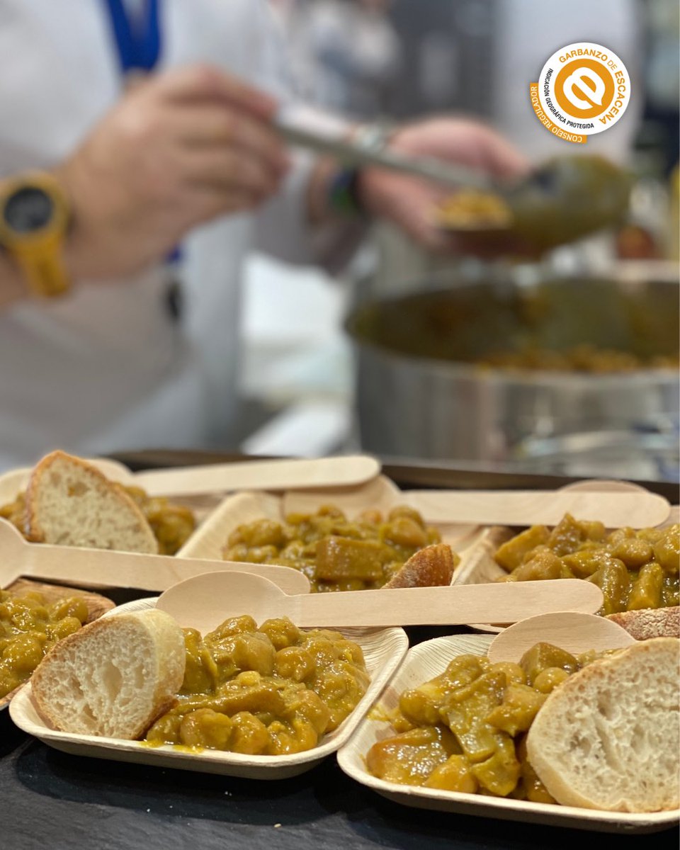 🥘✨ Guiso de verano con alma de #Huelva. El garbanzo de Escacena, con su textura mantecosa, se funde con el choco de Huelva en un plato que une tierra y mar con sabor auténtico.
Tradición, producto local y cocina de verdad.