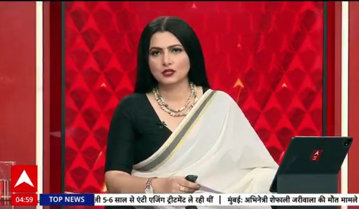 "Being happy never goes out of style".
The charming and inspirational <a href="/chitraaum/">Chitra Tripathi</a> favours exquisite saree for her on-air look for the day ❤️❤️ 
#sareelove #sareesonair #sareestowork #sareeanchor #sareeswag #sareestyle #sareepact <a href="/ABPNews/">ABP News</a> #MahaDangalWithChitra #ChitraTripathiOnABP