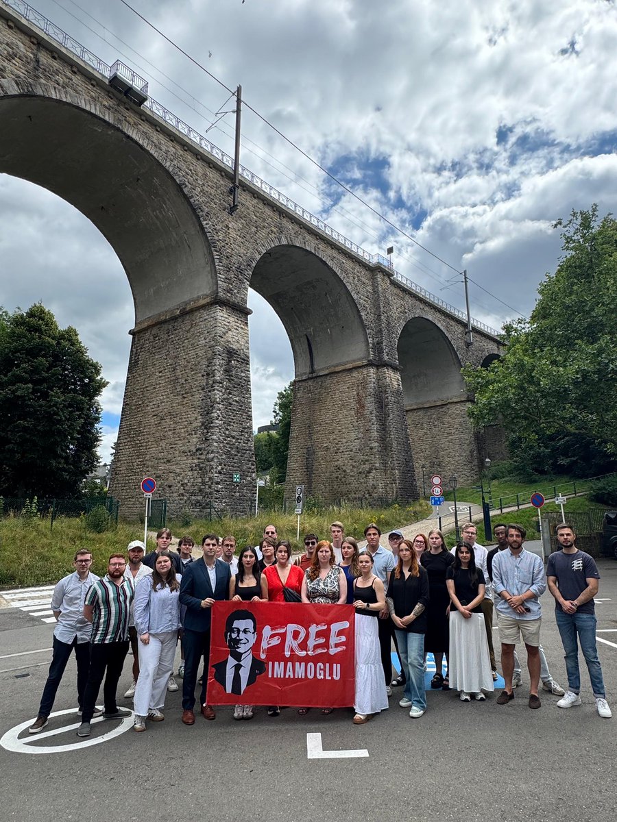 Avrupalı Genç Sosyalistler (YES) Kongresi öncesinde Lüksemburg’da düzenlenen Büro toplantısında, Avrupa’nın farklı ülkelerinden gelen genç temsilcilerle birlikte “Free İmamoğlu” pankartımızı açtık.

Cumhurbaşkanı adayımız Ekrem İmamoğlu’na yönelik haksızlığa karşı uluslararası