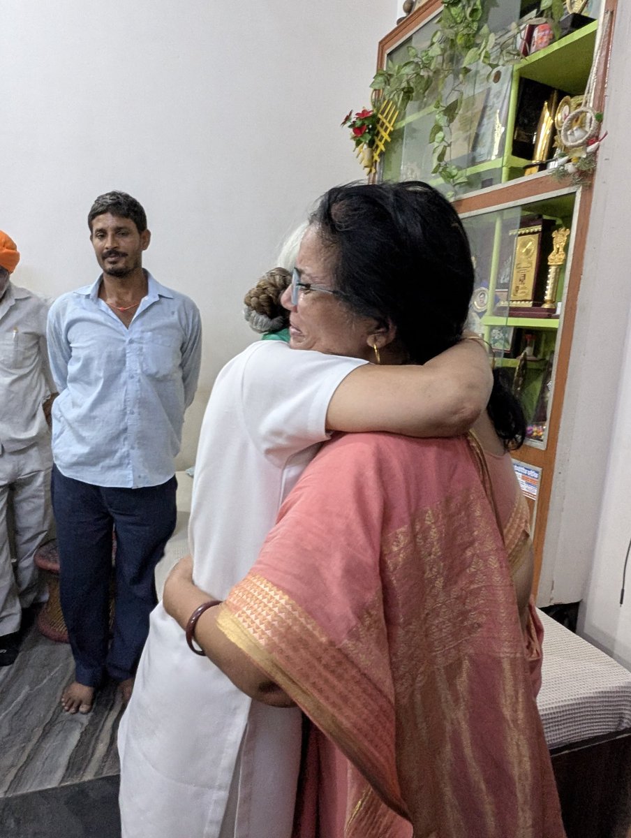 AnnuTandonUnnao's tweet photo. बोया गेंहू, उपजा बाजरा,
सपनों में धान उगाता है।
मंडी पहुँचे तो भाव गिरे,
बिचौलिया माल उठाता है।

जैसी आमजनमानस से जुड़ी कविताओं के प्रखर लेखक मेरे छोटे भाई सुरेश फक्क��़ जी की असामायिक मृत्यु से गहरा आघात लगा। आज भईया के परिवार से मिलकर उन्हें सांत्वना दी। https://t.co/ABXLzREYzl