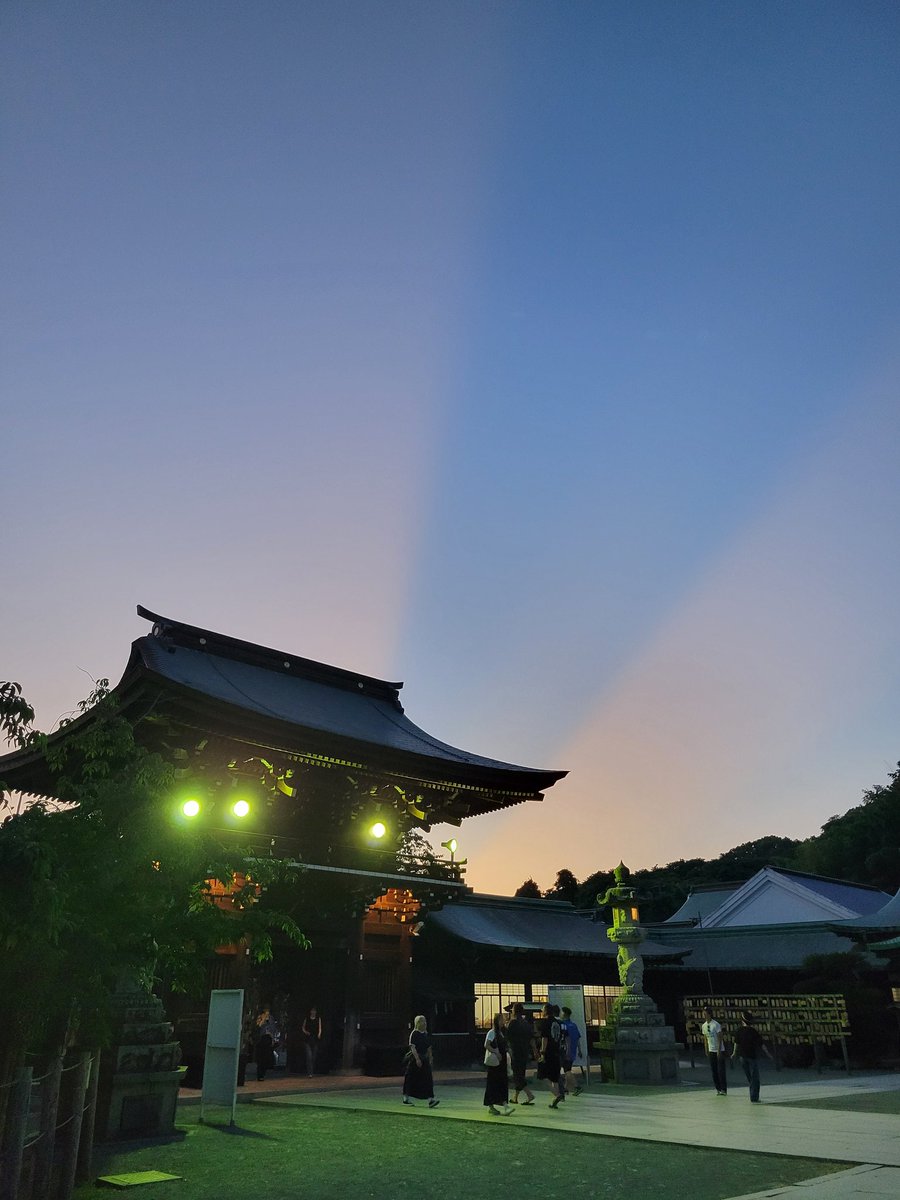 今日の夕暮れ。
神社で幻想的な空を見た。
その➀