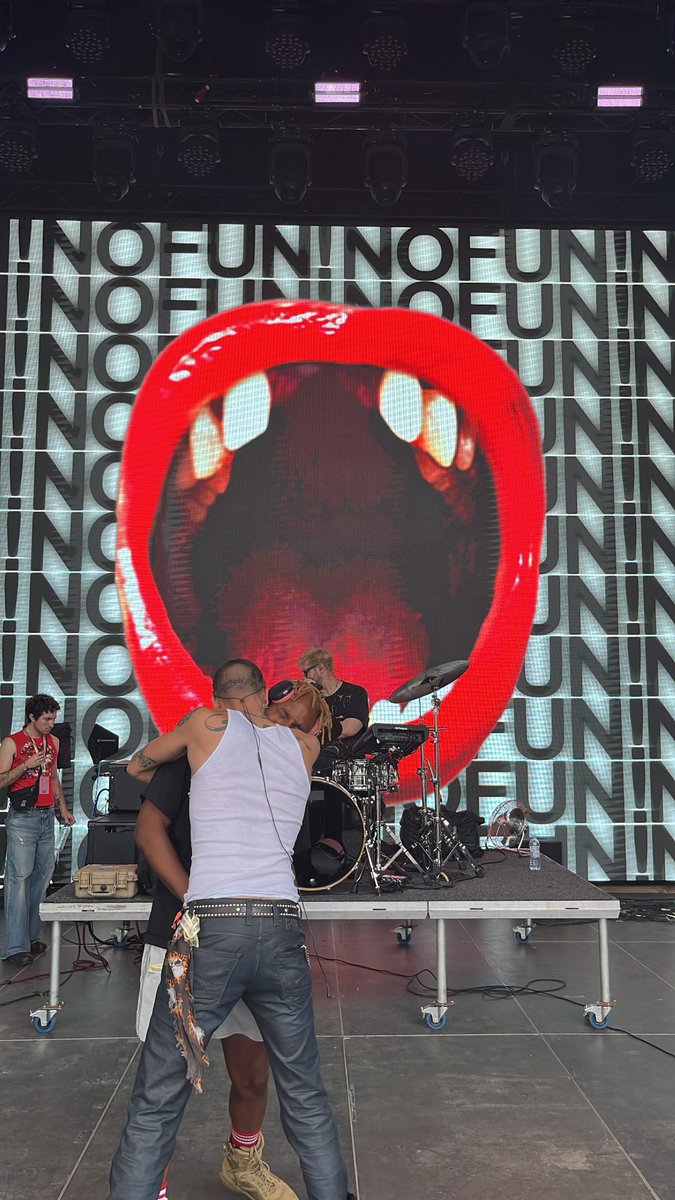 DaveCoresh's tweet image. Walked on stage for soundcheck and started crying immediately. It’s 40 feet tall g 🥹