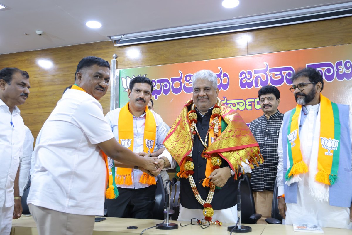 ರಾಜ್ಯಾಧ್ಯಕ್ಷರಾದ ಶ್ರೀ ವಿಜಯೇಂದ್ರ ಯಡಿಯೂರಪ್ಪನವರ ಸಮ್ಮುಖದಲ್ಲಿ ಕೇಂದ್ರ ಸಚಿವರಾದ ಶ್ರೀ ಭೂಪೇಂದ್ರ ಯಾದವ್ ಅವರನ್ನು ಸನ್ಮಾನಿಸಿ ಗೌರವಿಸಲಾಯಿತು.