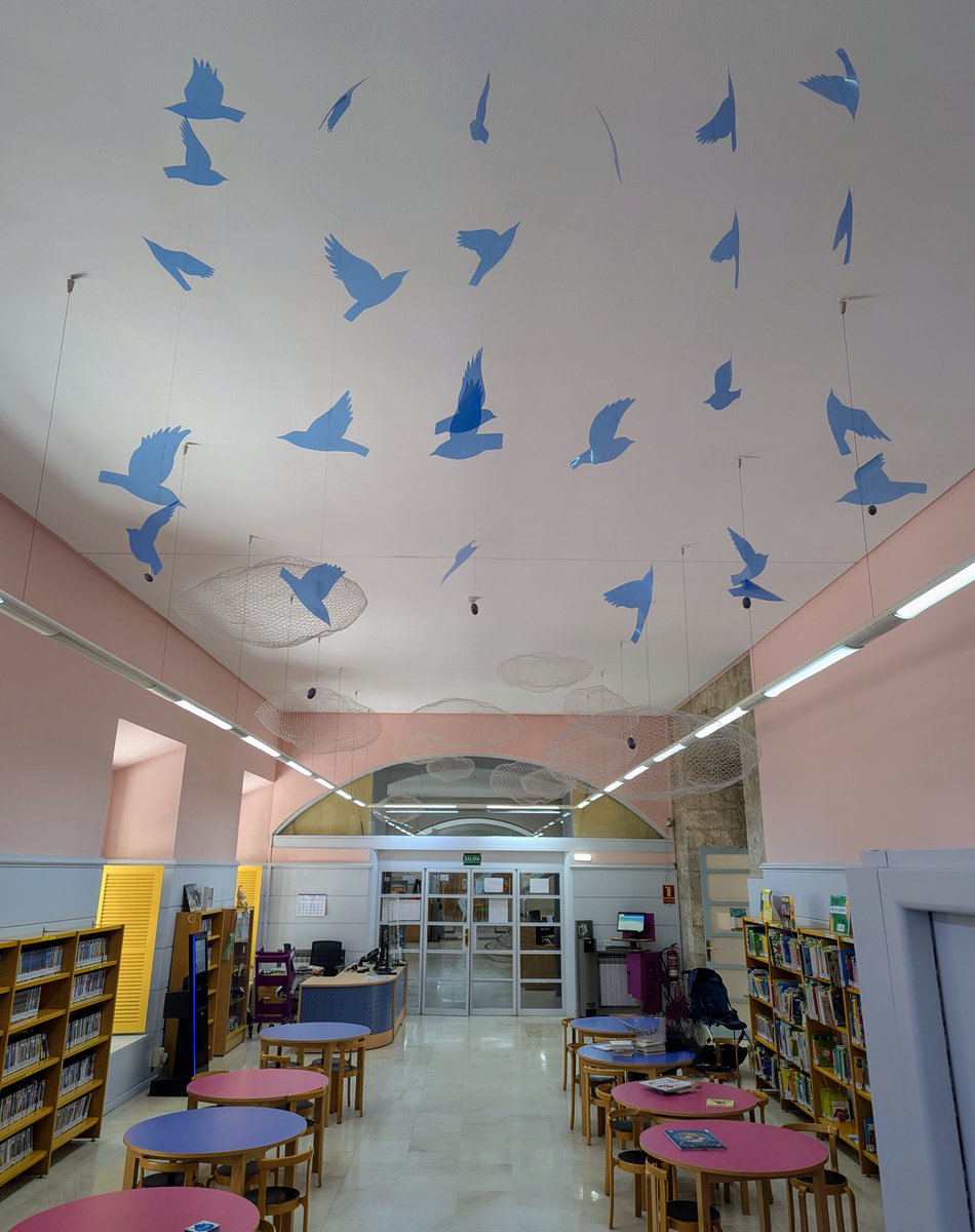 Han anidado entre las nubes de la sala infantil unos bonitos pájaros que pasaron un tiempo con nosotros en el Patio de Palmeras y a los que nuestro edificio también les ha enamorado.
Provenientes de la expo "Vienen de lejos" de <a href="/lauferilustra/">Laufer</a> estas aves han decidido no emigrar.🐦