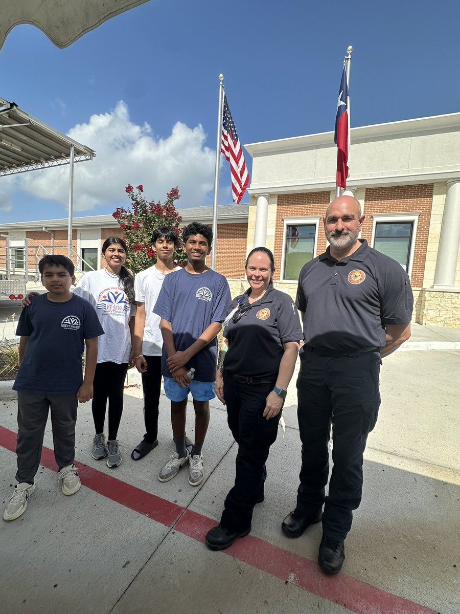 mpv603's tweet image. Paramedics Richmond & Willis recently attended the International Day of Yoga where they did a little light stretching and demonstrated hands-only CPR. “Yoga for One Earth, One Health.” 🚑🧘🏼♀️📷: J. Richmond