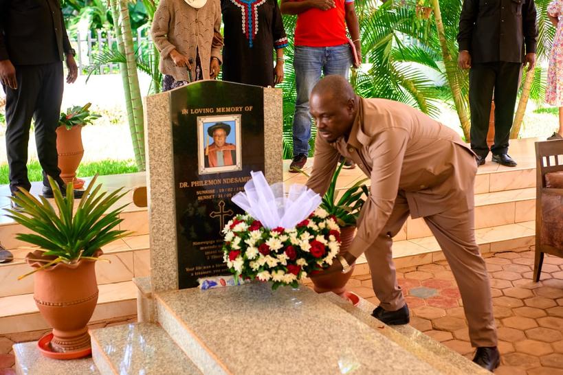 Yohana Kaunya (@yohanakaunya) on Twitter photo Asubuhi ya leo tarehe 30 Mei 2025 Makamu Mwenyekiti wa Chama Bara Mhe. <a href="/HecheJohn/">John Heche</a> akiwa Moshi kuendelea na Operesheni #NoReformsNoElection amepata wasaa wa kutembelea kaburi la mwasisi wa Chama Marehemu Philemon Ndesamburo, na kuweka shada la maua. Asubuhi ya leo tarehe 30 Mei 2025 Makamu Mwenyekiti wa Chama Bara Mhe. <a href="/HecheJohn/">John Heche</a> akiwa Moshi kuendelea na Operesheni #NoReformsNoElection amepata wasaa wa kutembelea kaburi la mwasisi wa Chama Marehemu Philemon Ndesamburo, na kuweka shada la maua.