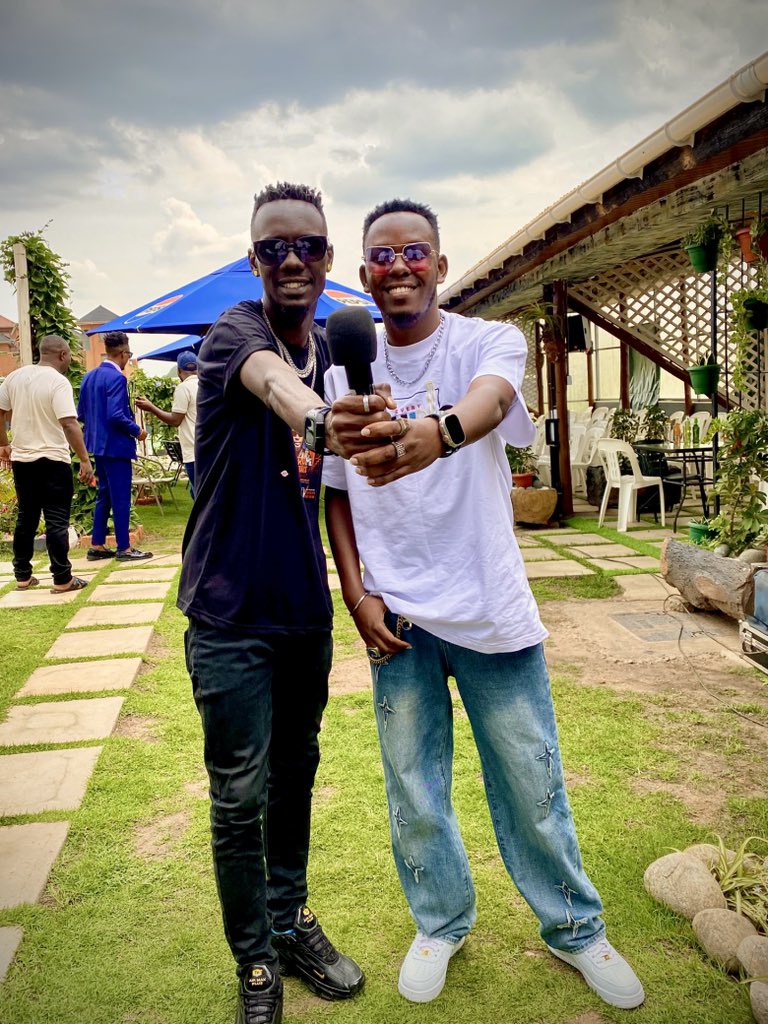 One Mic 🎤 
One Love ❤️ 
<a href="/mcescostar1/">Esco Star</a> 
#KunaanaEmceeLiveExperienceSn3 🔥