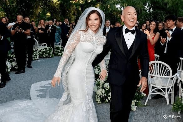 The $56 Million Wedding 💍😲😲😲
Jeff Bezos and Lauren Sanchez’s wedding in Venice, Italy, drew global attention.
The celebrations, attended by approximately 200–250 guests, were reported to have cost between €40 million and €48 million ($47 million to $56 million). This figure