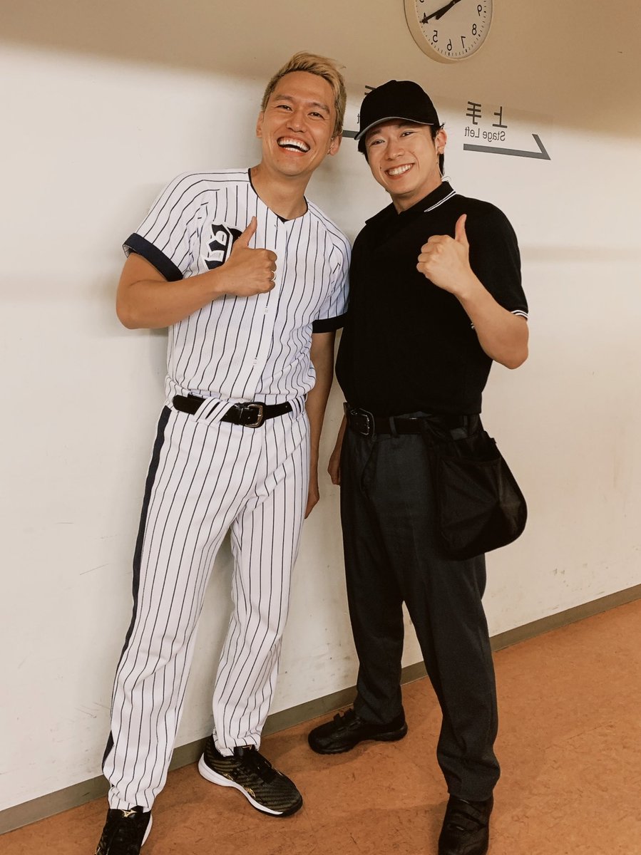 Take Me Out
本日もありがとうございました✨

ムードメーカーで、優しい、ジェイソンと📸
舞台上で、審判としてジェイソンと毎日交わす何気ないやり取りが日々楽しみです

明日はいよいよ大千穐楽
そして、Take Me Outカンパニー100公演目🎊

全力で！

#TMO2025
#テイクミーアウト
#小柳心　さん