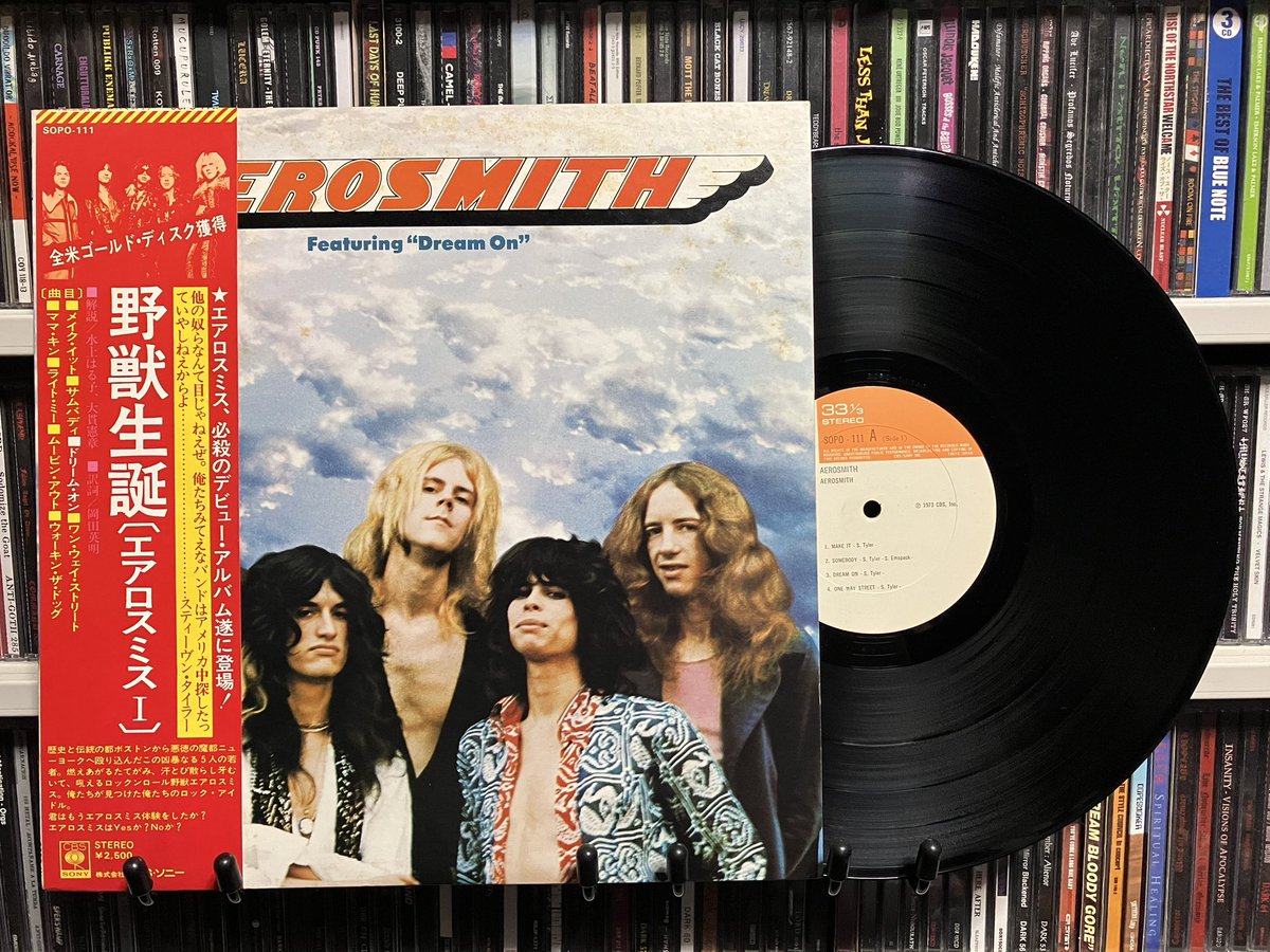 Aerosmith "Aerosmith"
1973年1stアルバムの1975年日本盤オリジナル帯付き！ジャケットはUK盤と同じメンバーどアップで"Featuring"Dream On""の文字が入っています。"Dream On"は確かに超名曲なんですけど他の曲が軽快なUSハードロックなのにこの曲だけ異質な感じなんですよね。あと"Mama Kin"も収録！