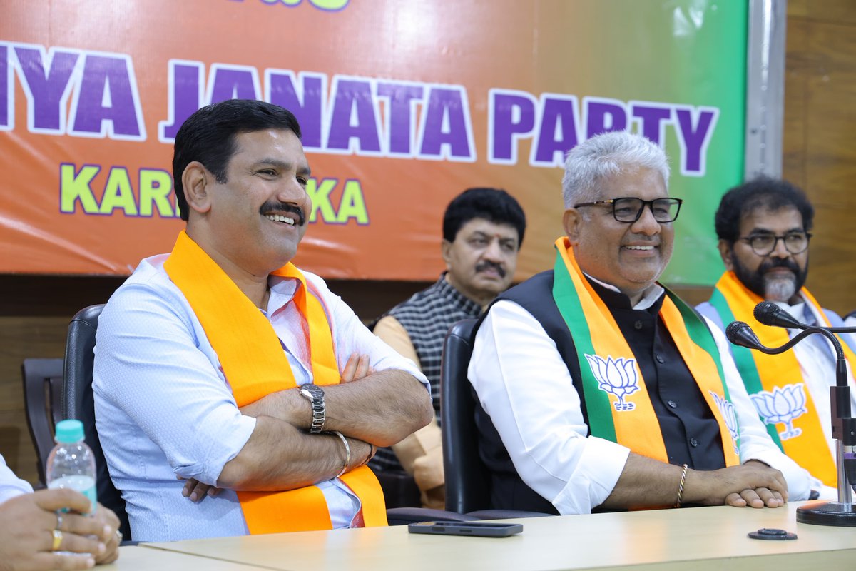 ರಾಜ್ಯ ಬಿಜೆಪಿ ಕಾರ್ಯಾಲಯ ಜಗನ್ನಾಥ ಭವನದಲ್ಲಿಂದು ನಡೆದ ಪತ್ರಿಕಾಗೋಷ್ಠಿಯಲ್ಲಿ ಕೇಂದ್ರ ಸಚಿವರಾದ ಶ್ರೀ ಭೂಪೇಂದ್ರ ಯಾದವ್‌ ಅವರ ನೇತೃತ್ವದಲ್ಲಿ The Emergency Diaries ಪುಸ್ತಕವನ್ನು ಬಿಡುಗಡೆ ಮಾಡಲಾಯಿತು.

ಈ ಸಂದರ್ಭದಲ್ಲಿ ವಿಧಾನ ಪರಿಷತ್ ವಿರೋಧ ಪಕ್ಷ ನಾಯಕರಾದ ಶ್ರೀ <a href="/NswamyChalavadi/">Chalavadi Narayanaswamy</a>, ಮಾಜಿ ಸಚಿವರಾದ ಶ್ರೀ <a href="/CTRavi_BJP/">C T Ravi 🇮🇳 ಸಿ ಟಿ ರವಿ</a>, ವಿಧಾನ