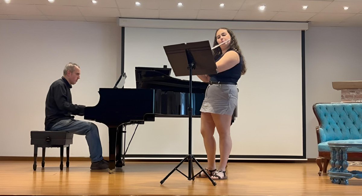 nemrodalvarez's tweet photo. Después de 10 años de mucho esfuerzo y formación musical, compatibilizando la música con los estudios en el instituto y con otras actividades extraescolares, Nerea finaliza el Grado Profesional de flauta y piano. 
¡Enhorabuena y a seguir disfrutando de la música! https://t.co/noUxFTZEtC