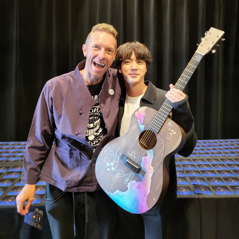 _LunarWolfJin's tweet photo. OMG! WOW CHRIS MARTIN REALLY GIFTED HIS PIANO TO SEOKJIN 🥹💗

Their friendship is the most precious!

JIN LIVE IN GOYANG DAY 1 
#Jin_Echo #방탄소년단진 #진 #Jin_TOUR 
#RUNSEOKJIN_epTOUR_GOYANG https://t.co/uqz5hwrJzd