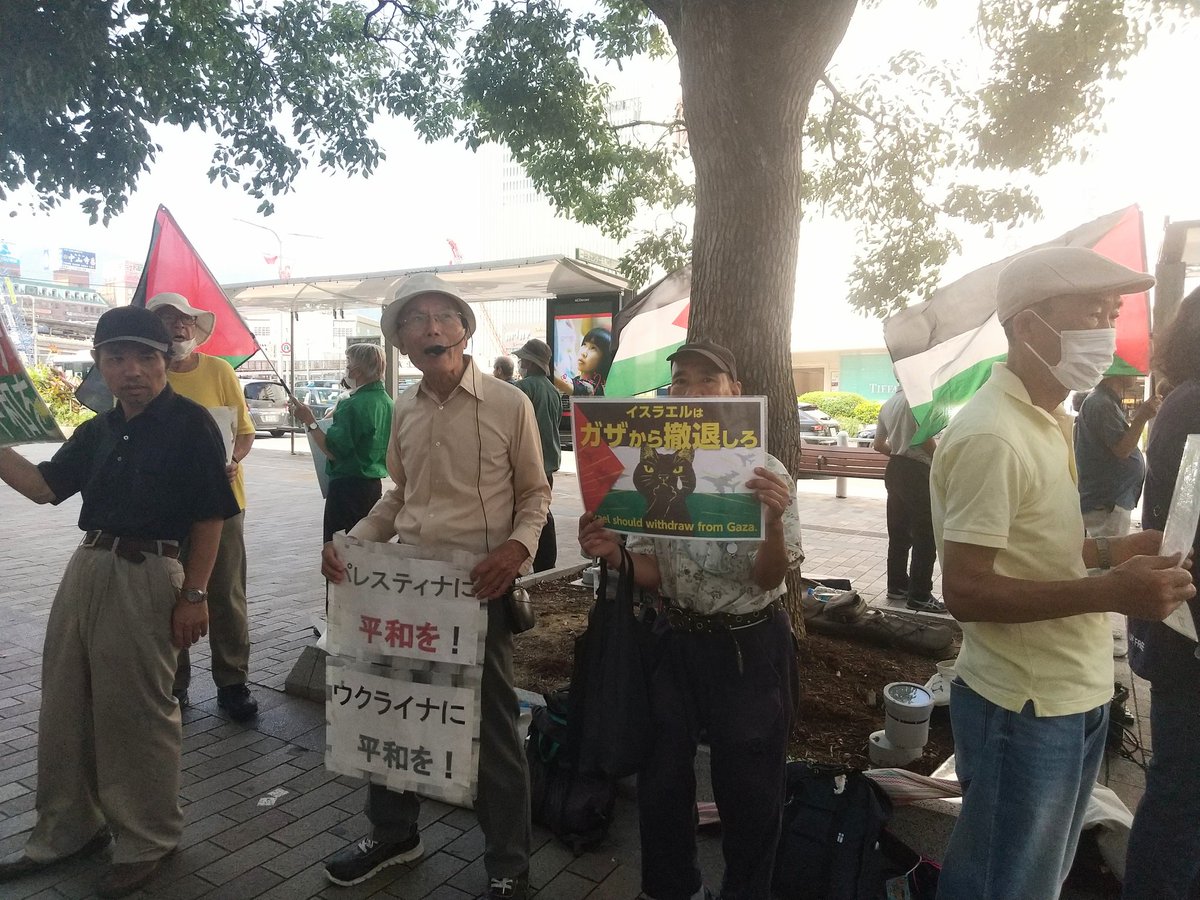 #FreeGaza
#FreeParestine
スタンディングを始める前に私たちのパネルを見つけて声をかけてくださったサウジアラビアの方。「Thank You」と言われて嬉しいけど心が痛む。気に止めてくれるのは外国の方ばかり。
Stop Genocide in Gaza
Stop Attack Gaza