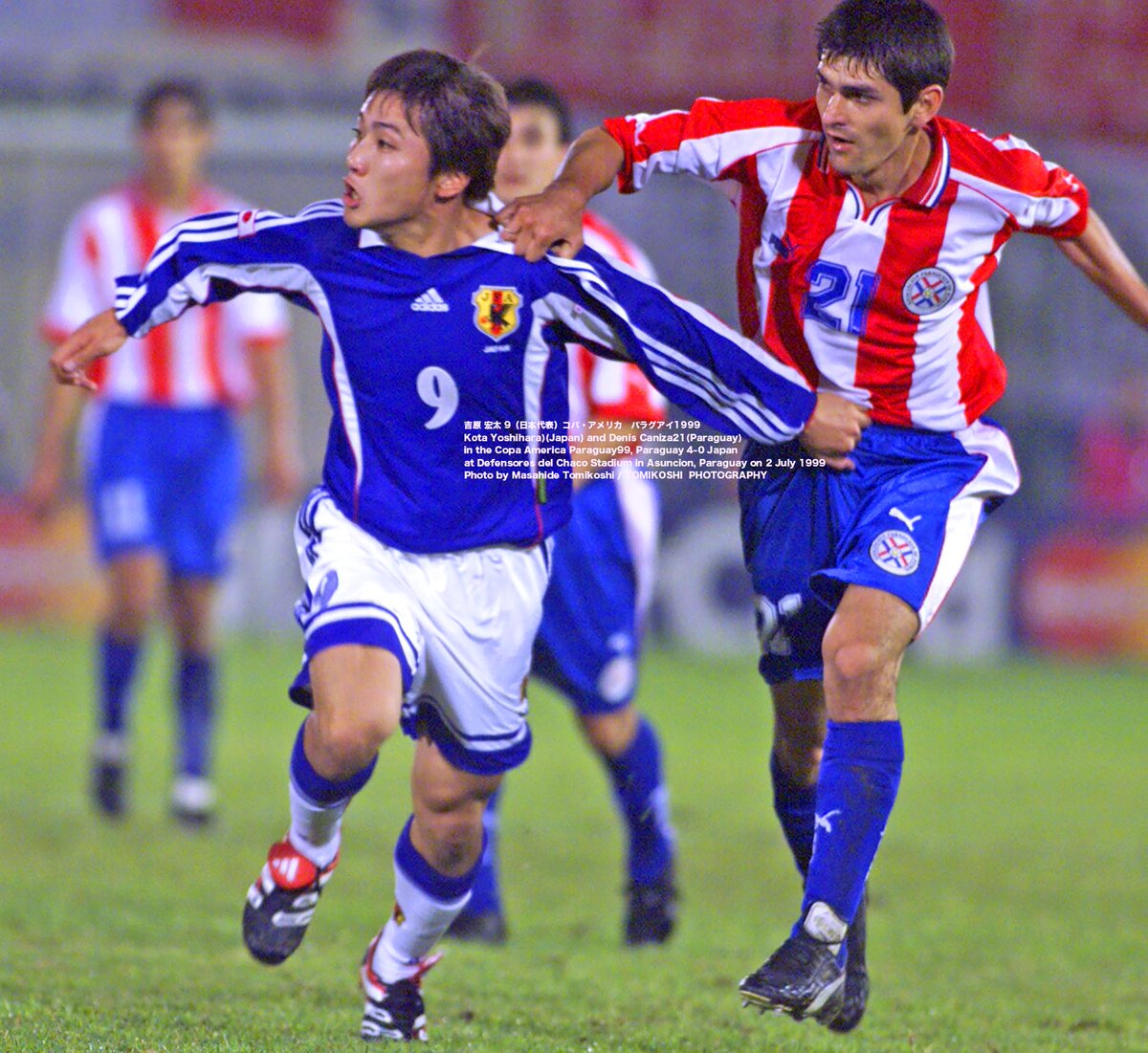 吉原 宏太 9（日本代表）コパ・アメリカ　パラグアイ1999
Kota Yoshihara)(Japan) and Denis Caniza21(Paraguay) 
in the Copa America Paraguay99, Paraguay 4-0 Japan 
at Defensores del Chaco Stadium in Asuncion, Paraguay 
2 July 1999
Photo by Masahide Tomikoshi / TOMIKOSHI  PHOTOGRAPHY