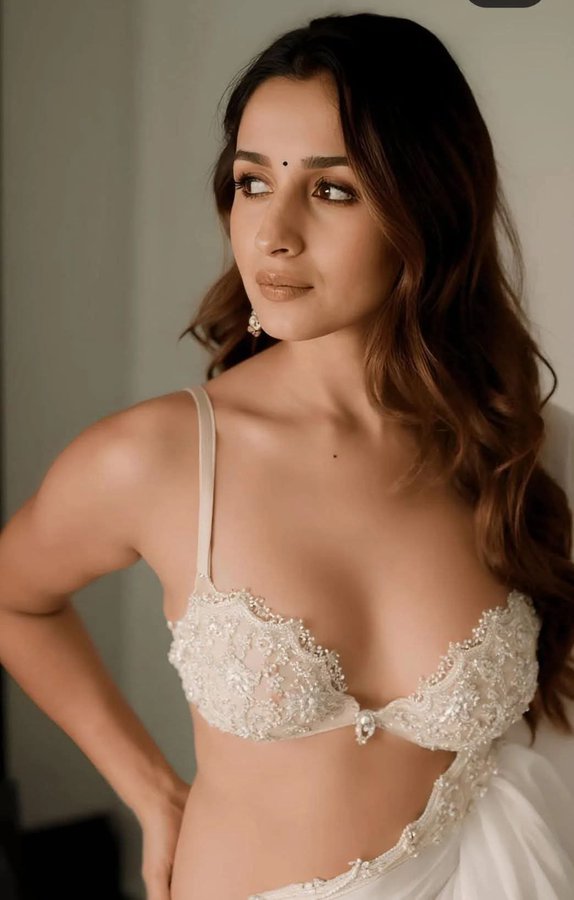 Guh5nXcWAAANtx9?format=jpg&name=900x900