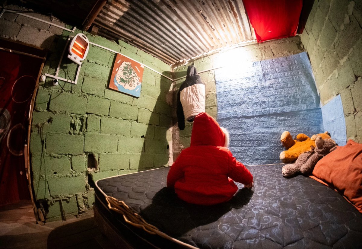 Hay fotos, como esta de <a href="/Nia_Leal/">Estefania Leal</a>, que dicen mucho.

Con ella abrimos hoy la crónica que escriben en QP de <a href="/elpaisuy/">EL PAÍS</a>, <a href="/Karentelli/">Karen Parentelli 🙅🏻‍♀️</a> y <a href="/tinchotoc/">Martín Tocar</a> contando el invierno en tres asentamientos diferentes. Se lee acá elpais.com.uy/que-pasa/el-fr…