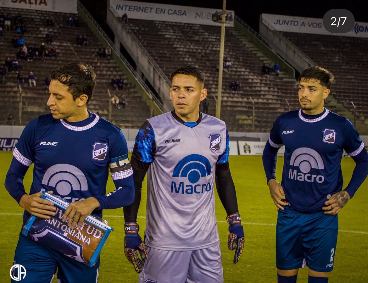 AgustinTolaba's tweet photo. Juventud y esas extraña costumbre de jugar partidos con camisetas de entrenamiento. (?) https://t.co/SzkT1sKTiW