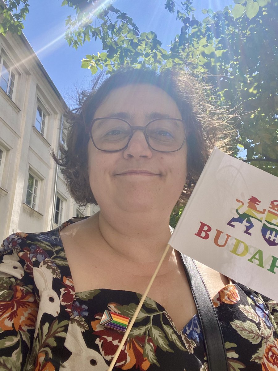 Le temps est bon, le soleil brille, les internationaux sont dans la place (surtout les Néerlandais, beau contingent orange), et Budapest est aux couleurs de la marche des fiertés