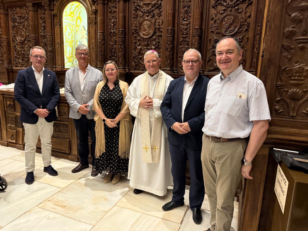 Esta mañana, nuestro presidente D. Ramón Mateos ha asistido en la Catedral de Murcia a la celebración del 50 aniversario de ordenación sacerdotal de nuestro Obispo, D. José Manuel Lorca Planes.

#PasoBlanco #ObispoLorcaPlanes #50AñosDeSacerdocio #DiócesisDeCartagena