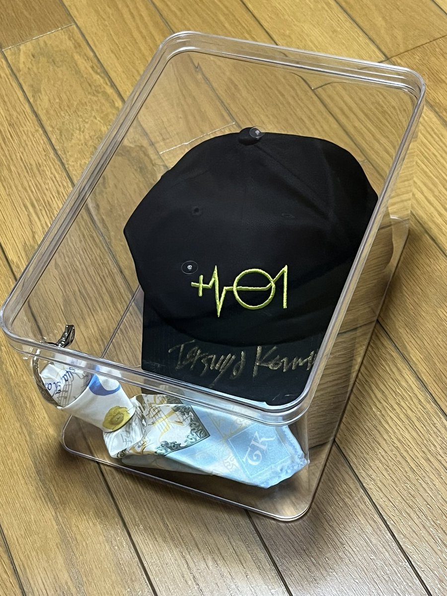 透明ケースで保管✨
バンダナキーホルダーを添えて✨

#小室哲哉 
#TetsuyaKomuroSTUDIO
