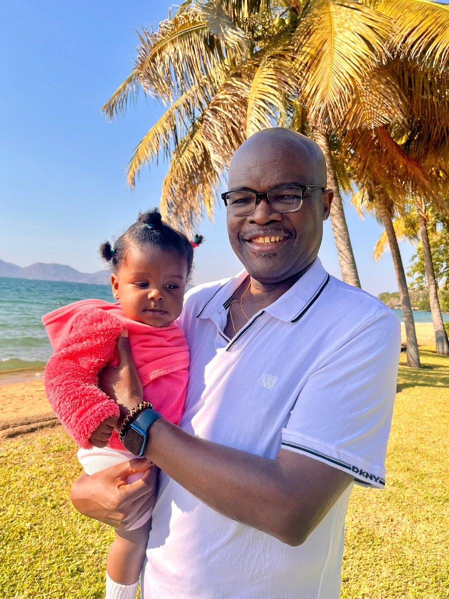 ron_cz's tweet image. My daughter with her grand father Prof Paul Tiyambe zeleza. #family time ππ
π