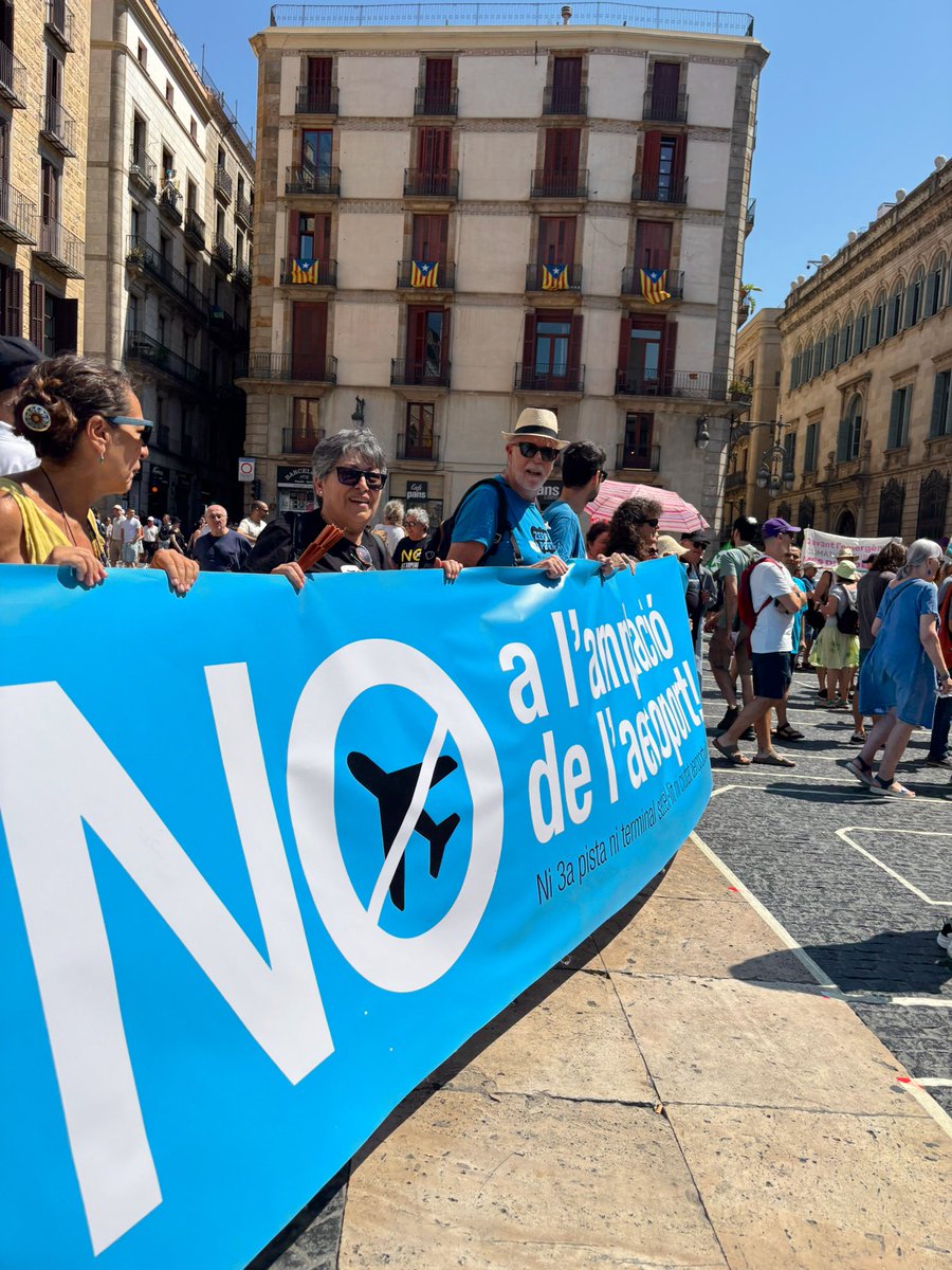 On calgui i els cops que calgui: NO a l’ampliació de l’aeroport. 

No té sentit voler-nos connectar més amb l’altra punta del món quan a diari hem de patir el desastre de Rodalies per anar al municipi del costat. I en plena crisi climàtica encara menys. 

Més trens i menys avions