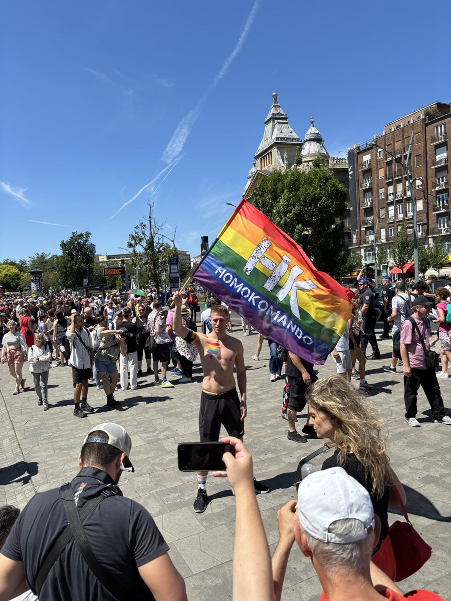 Oliver Adámek (@oliver_adamek) on Twitter photo Za chvilku vyjde Budapest pride, navzdory zákazu je tu zřejmě nejvíc lidí v historii maďarského Prideu. Záměr znemožnit Pride Orbánovi moc nevyšel. Pochod mají blokovat hned tři skupiny neonacistů, policie nám má rozdat pokuty. Jsme tu s <a href="/bartkovskym/">Martin Bartkovský</a> a budeme psát vše důležité! Za chvilku vyjde Budapest pride, navzdory zákazu je tu zřejmě nejvíc lidí v historii maďarského Prideu. Záměr znemožnit Pride Orbánovi moc nevyšel. Pochod mají blokovat hned tři skupiny neonacistů, policie nám má rozdat pokuty. Jsme tu s <a href="/bartkovskym/">Martin Bartkovský</a> a budeme psát vše důležité!