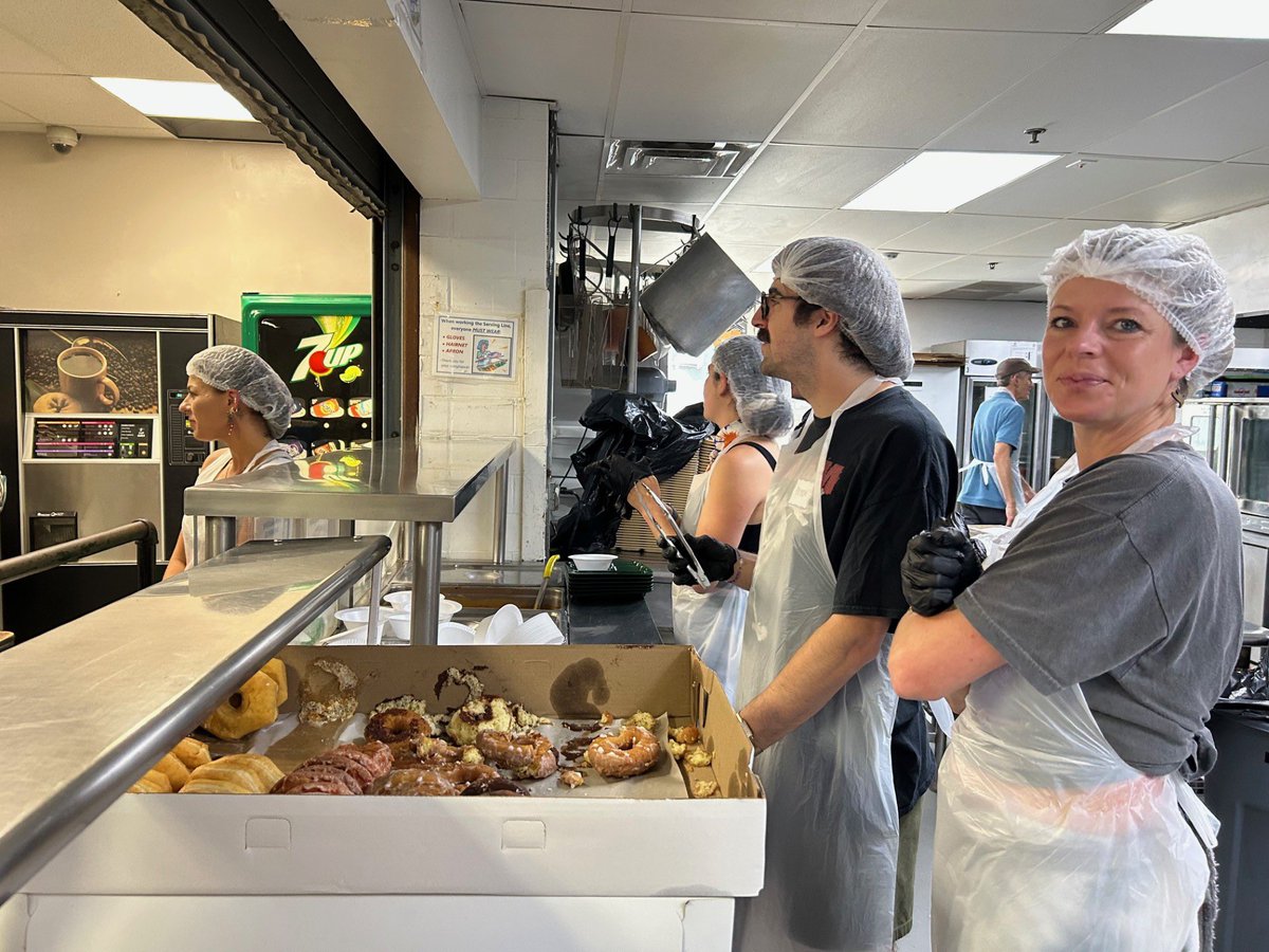 LMMCleveland's tweet image. On June 20, LMM hosted @goosetheband at the Men’s Shelter for a walkthrough of our programming and location. Led by Program Director Mike Waters, Goose learned about what makes LMM so unique here in the Cleveland area.
LMM is grateful to Goose and all of our staff partners