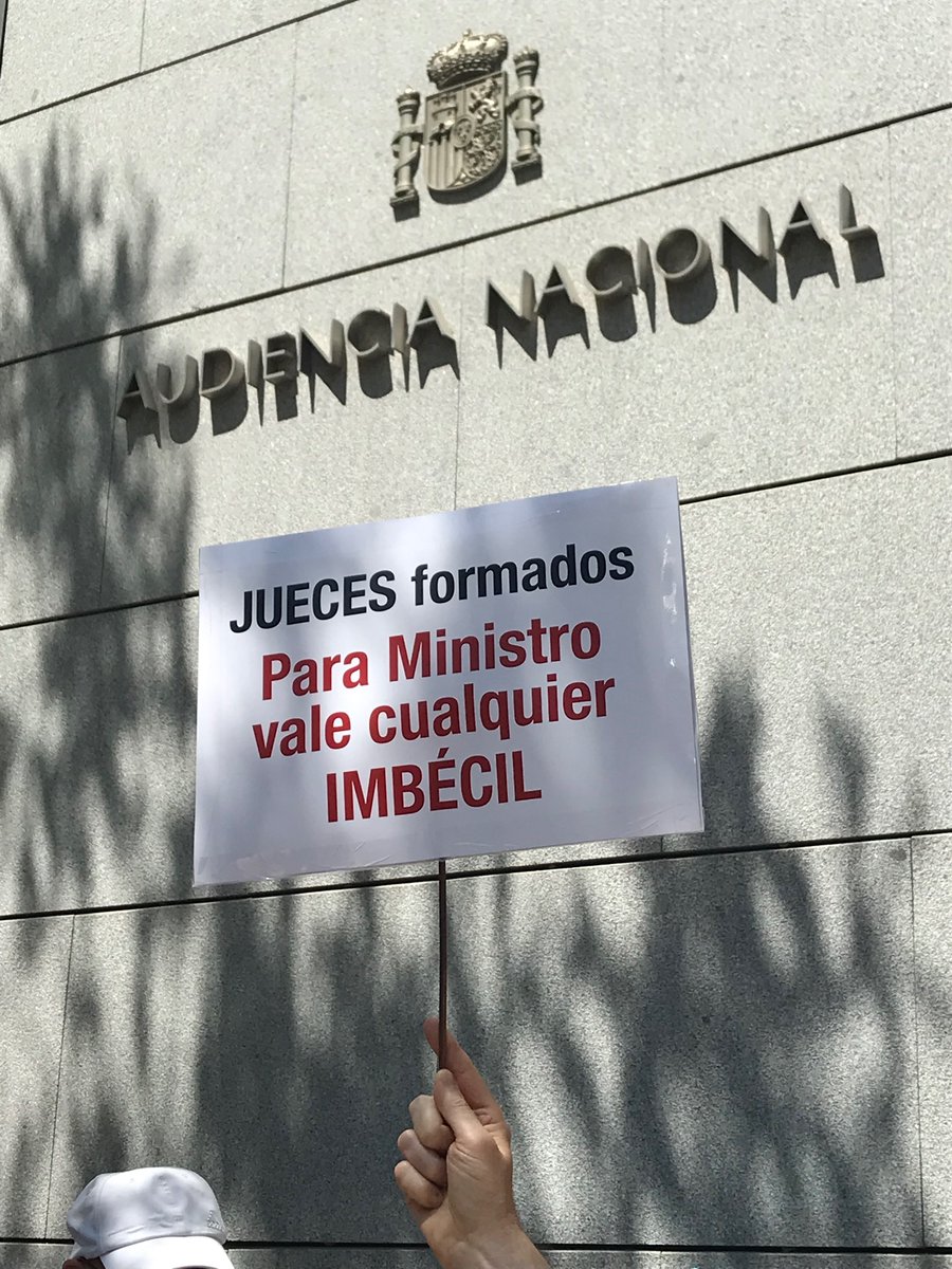 <a href="/elmundoes/">EL MUNDO</a> Jueces formados y valientes!