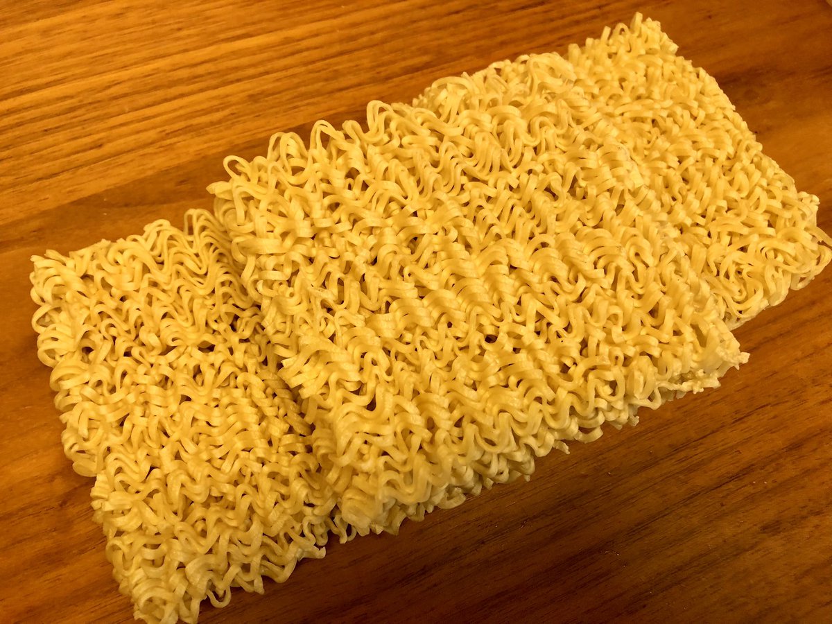 梅乃家食べたい！
業務スーパーで輸入物ノンフライ乾麺（縮れ麺）を発見し、塩蔵メンマと購入
豚しゃぶと鶏皮ポン酢の下茹で湯に醤油、たまり、オイスターソースをブレンドしてスープに
焼豚、玉葱、メンマ、海苔、黒胡椒
驚くほど満たされた(^-^)
この麺が秀逸！
#自作ラーメン研究会
#業務スーパー