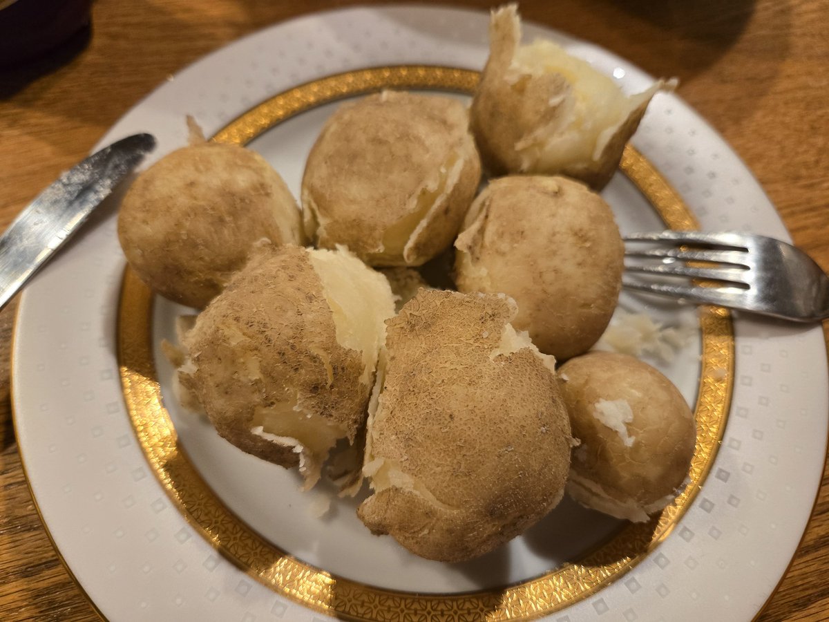 감자를 캤으니 감자만 먹는다.