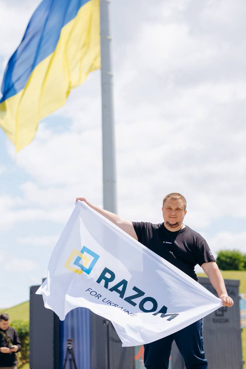 ol_zakharchenko's tweet photo. Єдиним джерелом влади в Україні є народ України!🇺🇦

РАЗОМ українці - це велика сила!
Зі святом! З Днем Конституції!

@razomforukraine https://t.co/ugKY3FrcWV