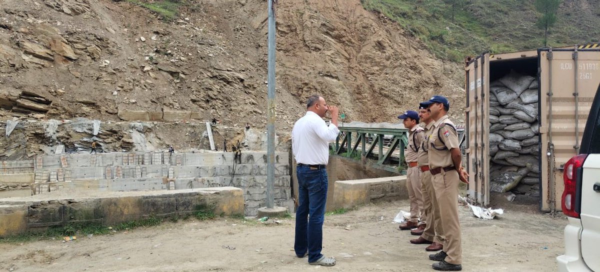 Almora Police Uttarakhand (@almorapolice) on Twitter photo тЬЕрдПрд╕рдПрд╕рдкреА рдЕрд▓реНрдореЛрдбрд╝рд╛ рдиреЗ рдЕрд▓реНрдореЛрдбрд╝рд╛-рд╣рд▓реНрджреНрд╡рд╛рдиреА (рдХреНрд╡рд╛рд░рдм)рдорд╛рд░реНрдЧ рдХрд╛ рдХрд┐рдпрд╛ рдФрдЪрдХ рдирд┐рд░реАрдХреНрд╖рдг
тЬЕрдпрд╛рддрд╛рдпрд╛рдд рд╡реНрдпрд╡рд╕реНрдерд╛ рдХреЛ рд╕реБрд╡реНрдпрд╡рд╕реНрдерд┐рдд рдХрд░рдиреЗ рд╣реЗрддреБ рдмреИрд░рд┐рдХреЗрдбрд┐рдВрдЧ рд▓рдЧрд╛рдиреЗ рд╡ рдЫреЛрдЯреЗ-рдмрдбрд╝реЗ рд╡рд╛рд╣рдиреЛрдВ рдХреЛ рдмрд╛рд░реА-рдмрд╛рд░реА рд╕реЗ рдЫреЛрдбрд╝рдиреЗ рддрдерд╛ рднрд╛рд░реА рд╡ рдЕрдиреНрдп рд╡рд╛рд╣рдиреЛрдВ рдХреЛ рдкреБрд▓ рдкрд░ рдЦрдбрд╝реЗ рди рд╣реЛрдиреЗ рджреЗрдиреЗ рд╣реЗрддреБ рдбреНрдпреВрдЯреА рдореЗрдВ рддреИрдирд╛рдд рдХрд░реНрдо0рдЧрдгреЛрдВ рдХреЛ рдХрд┐рдпрд╛ рдирд┐рд░реНрджреЗрд╢рд┐рдд тЬЕрдПрд╕рдПрд╕рдкреА рдЕрд▓реНрдореЛрдбрд╝рд╛ рдиреЗ рдЕрд▓реНрдореЛрдбрд╝рд╛-рд╣рд▓реНрджреНрд╡рд╛рдиреА (рдХреНрд╡рд╛рд░рдм)рдорд╛рд░реНрдЧ рдХрд╛ рдХрд┐рдпрд╛ рдФрдЪрдХ рдирд┐рд░реАрдХреНрд╖рдг
тЬЕрдпрд╛рддрд╛рдпрд╛рдд рд╡реНрдпрд╡рд╕реНрдерд╛ рдХреЛ рд╕реБрд╡реНрдпрд╡рд╕реНрдерд┐рдд рдХрд░рдиреЗ рд╣реЗрддреБ рдмреИрд░рд┐рдХреЗрдбрд┐рдВрдЧ рд▓рдЧрд╛рдиреЗ рд╡ рдЫреЛрдЯреЗ-рдмрдбрд╝реЗ рд╡рд╛рд╣рдиреЛрдВ рдХреЛ рдмрд╛рд░реА-рдмрд╛рд░реА рд╕реЗ рдЫреЛрдбрд╝рдиреЗ рддрдерд╛ рднрд╛рд░реА рд╡ рдЕрдиреНрдп рд╡рд╛рд╣рдиреЛрдВ рдХреЛ рдкреБрд▓ рдкрд░ рдЦрдбрд╝реЗ рди рд╣реЛрдиреЗ рджреЗрдиреЗ рд╣реЗрддреБ рдбреНрдпреВрдЯреА рдореЗрдВ рддреИрдирд╛рдд рдХрд░реНрдо0рдЧрдгреЛрдВ рдХреЛ рдХрд┐рдпрд╛ рдирд┐рд░реНрджреЗрд╢рд┐рдд