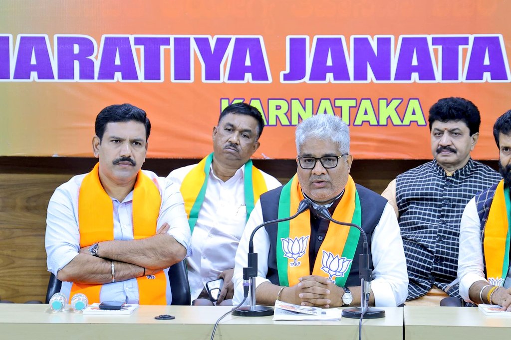 ಬಿಜೆಪಿ ರಾಜ್ಯಾಧ್ಯಕ್ಷರಾದ ಶ್ರೀ <a href="/BYVijayendra/">Vijayendra Yediyurappa</a> ರವರ ಸಮ್ಮುಖದಲ್ಲಿ ಕೇಂದ್ರ ಸಚಿವರಾದ ಶ್ರೀ <a href="/byadavbjp/">Bhupender Yadav</a> ರವರನ್ನು #OBCMorchaKarnataka ರಾಜ್ಯಾಧ್ಯಕ್ಷರಾದ ಶ್ರೀ <a href="/RaghuKautilya/">R. Raghu Kautilya</a> ರವರು ಸನ್ಮಾನಿಸಿ ಗೌರವಿಸಿದರು. 
ಶ್ರೀ <a href="/NswamyChalavadi/">Chalavadi Narayanaswamy</a>, <a href="/PCMohanMP/">P C Mohan</a> <a href="/CTRavi_BJP/">C T Ravi 🇮🇳 ಸಿ ಟಿ ರವಿ</a> <a href="/asmyakeri/">Avvanna s myakeri</a> <a href="/BSomashekarBJP/">B.Somashekar</a> ಮತ್ತಿತರರು ಉಪಸ್ಥಿತರಿದ್ದರು.