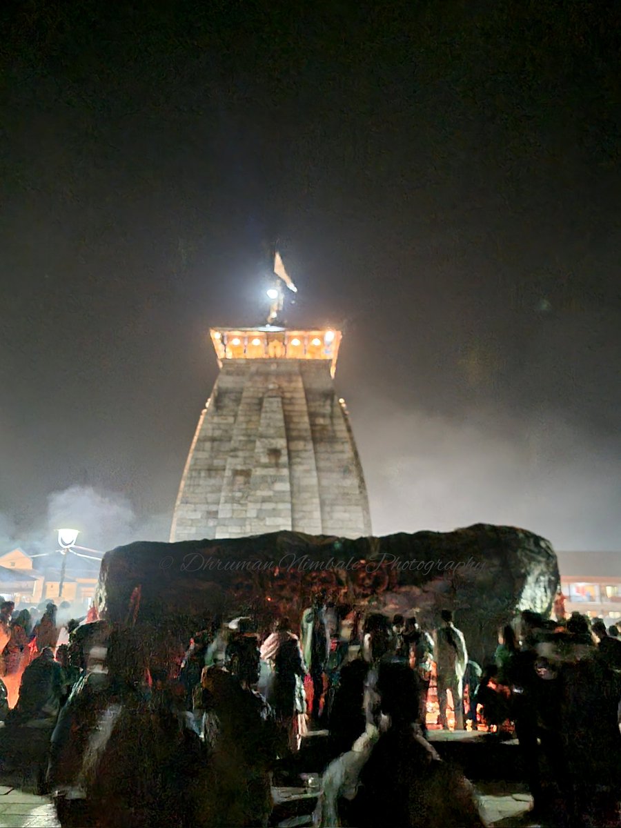 dhruman39's tweet image. Whether its there since #timeimmemorial or a #divine blessings that came to #guard temple in 2013 catastrophic #Flood; there is no doubt it being the #protector of #kedarnathtemple!
Exactly behind the #ancient temple #Bhimshila miraculously protected it while everything wiped out